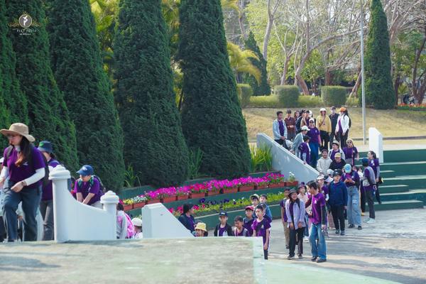 Students and teachers on a school trip, photo 2